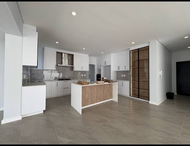 5 BEDROOM HOUSE FOR SALE IN SANDOWN
